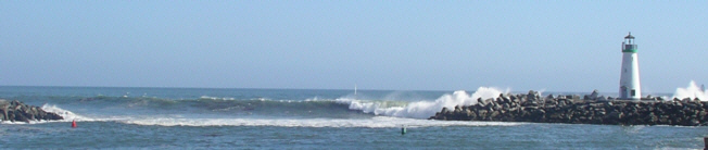 Breaking Surf in Santa Cruz Harbor Mouth - hrbrmout.jpg - 44165 Bytes